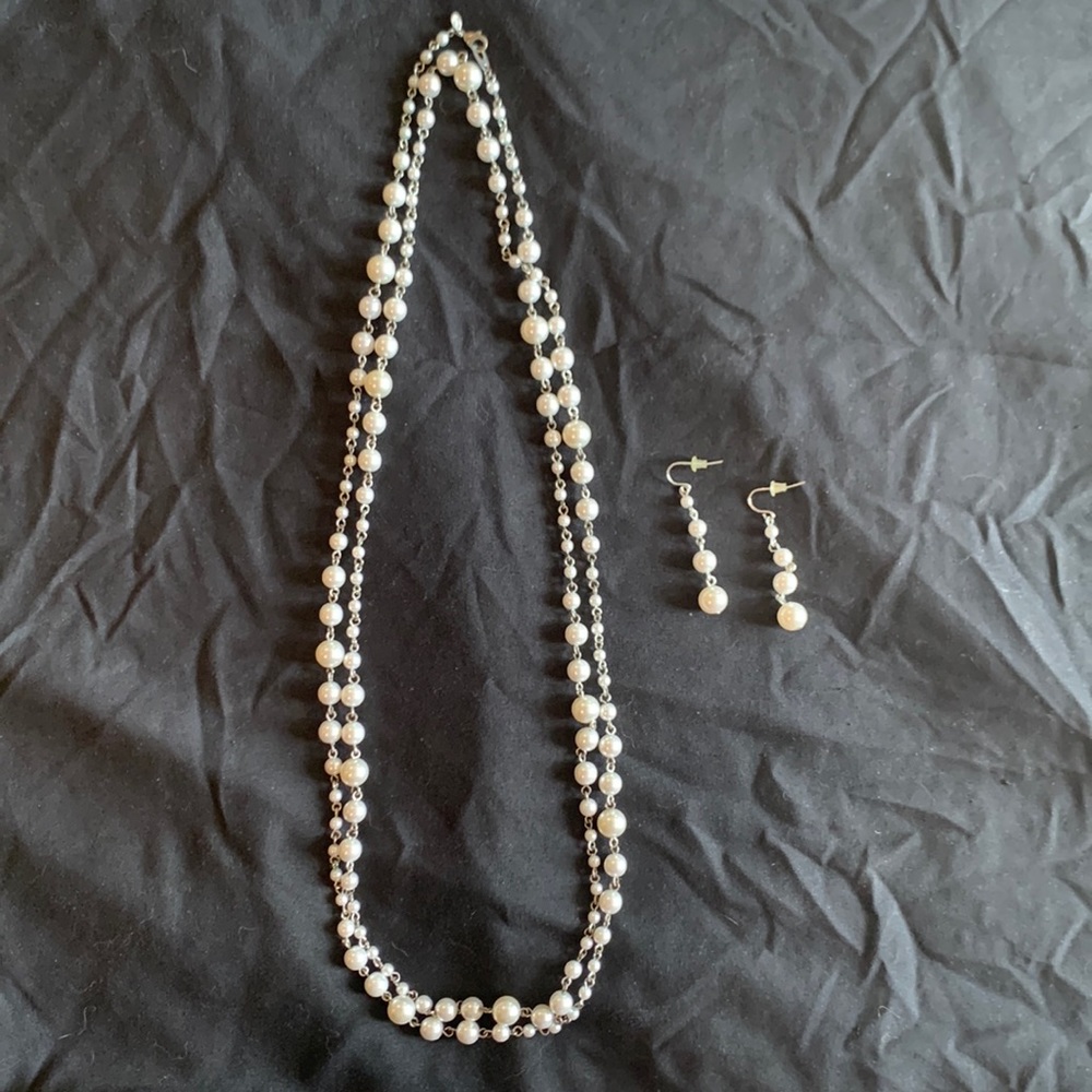 Pearl necklace with matching earrings -costume jewelry-‎ like new